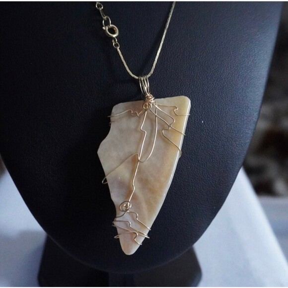 Wire Wrapped Arrowhead Pendant Necklace Gold Tone - Picture 3 of 7